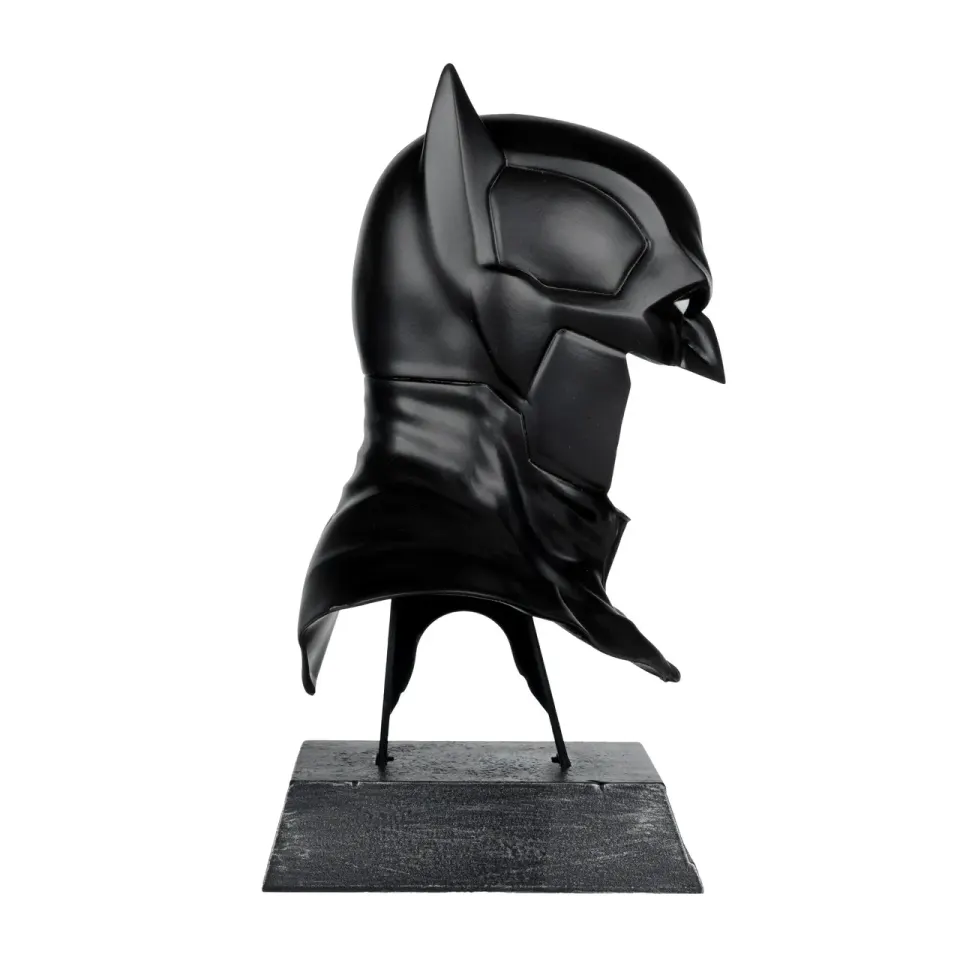 McFarlane Toys Batman (Batman: Noël) 1/3 Mini-Replica Mask – 23 cm - Image 2