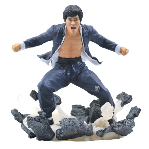 Statua PVC Gallery di Bruce Lee Earth 23 cm con posa d'azione urlando su base di macerie e polvere.