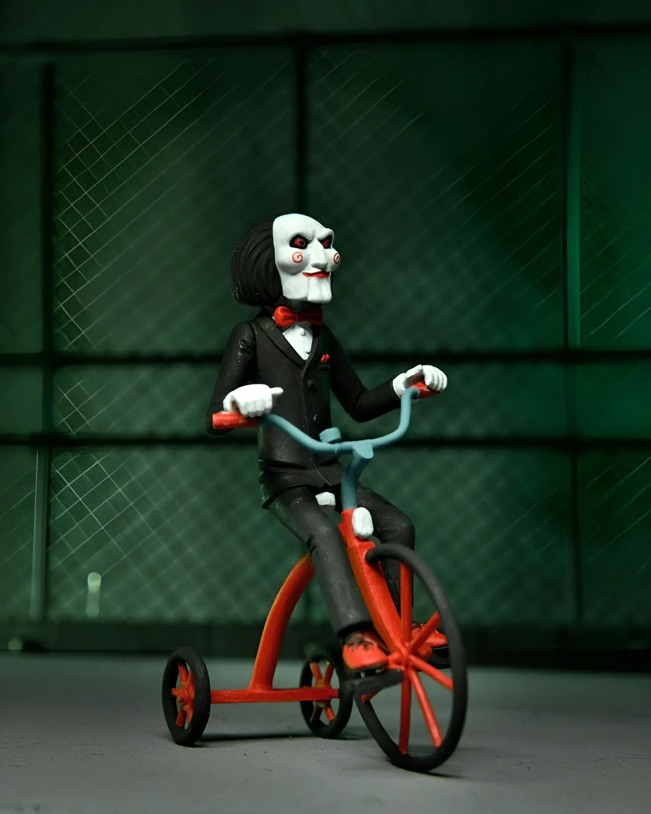 NECA Saw Toony Terrors Jigsaw Killer & Billy with Tricycle ensemble en boîte - Image 4
