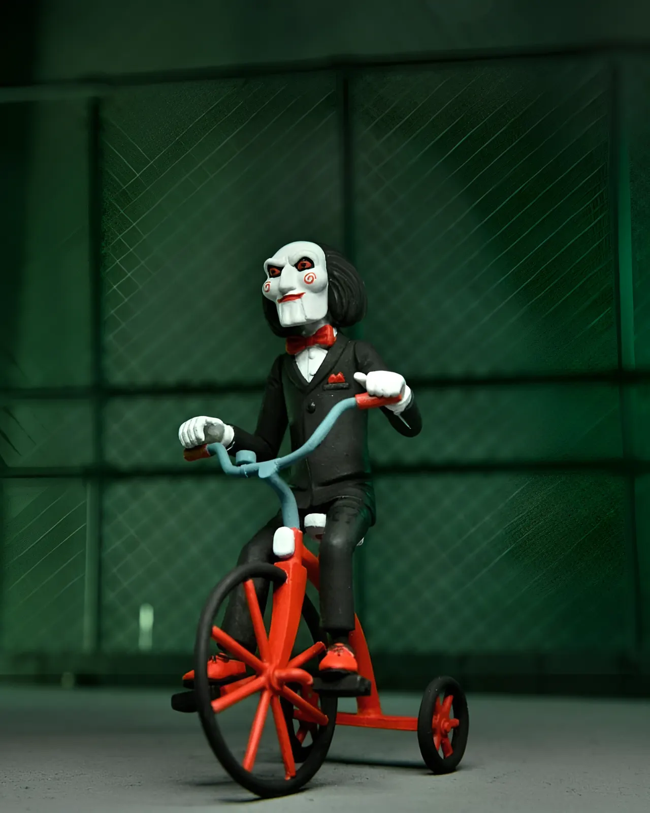 NECA Saw Toony Terrors Jigsaw Killer & Billy with Tricycle ensemble en boîte - Image 5