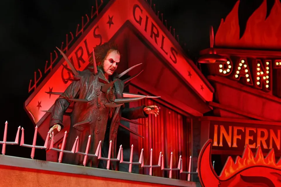 NECA Beetlejuice Ultimate 7" Figure – Trench Coat with Spikes + Set - Image 12