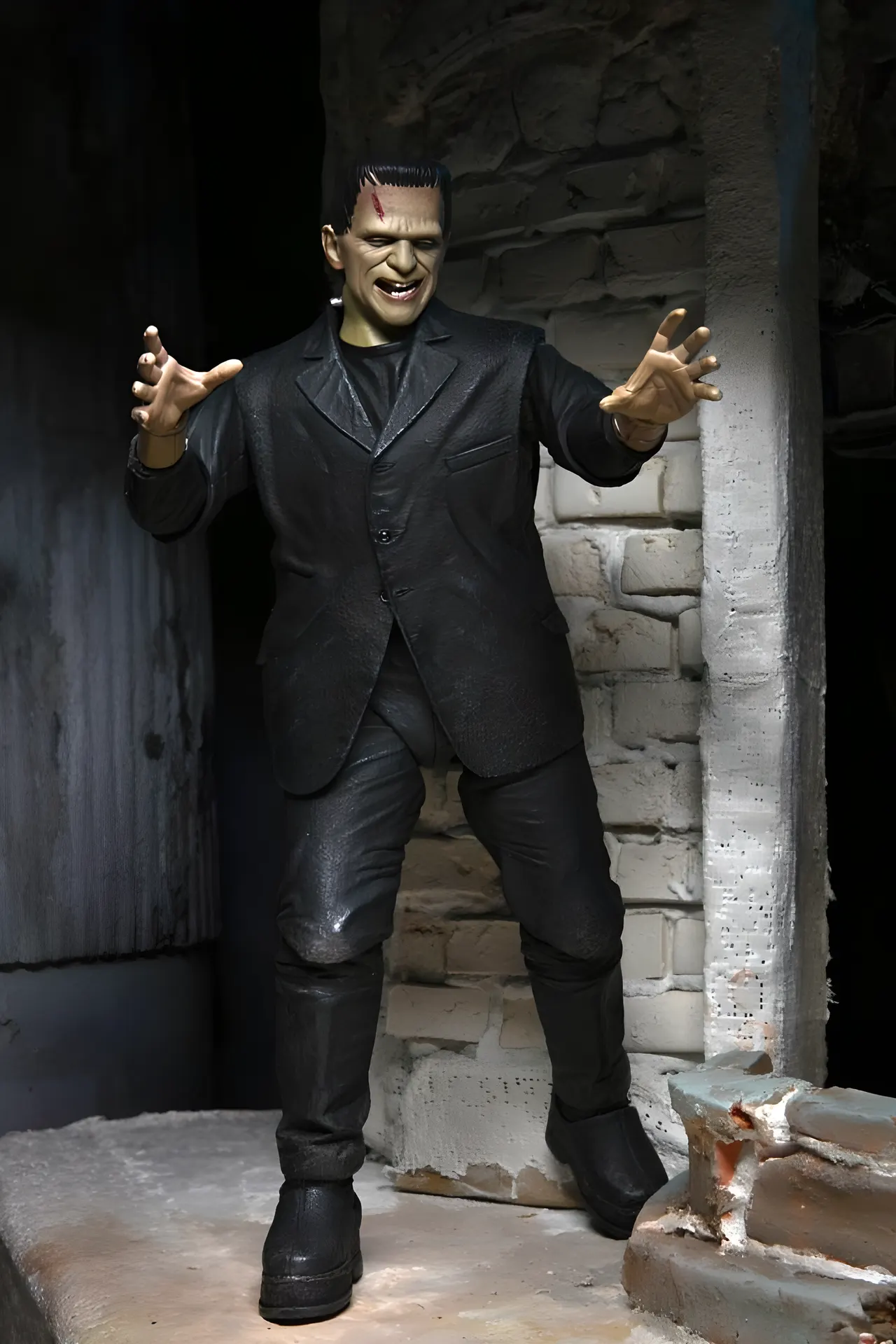 NECA Ultimate Frankenstein's Monster 7" Figure – Universal Monsters - Image 6