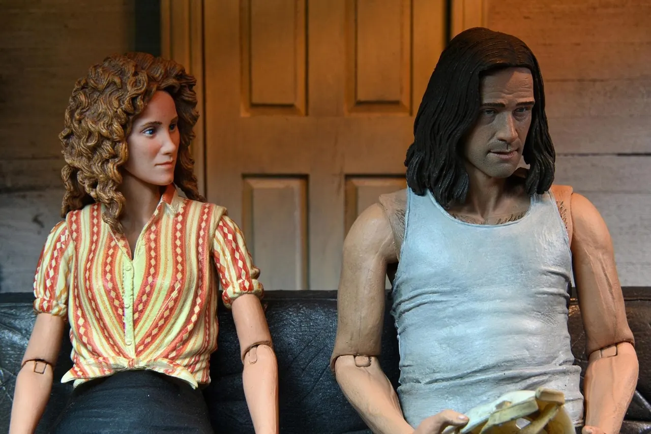 NECA Teenage Mutant Ninja Turtles 1990 Movie 7" April O'Neil & Casey Jones 2-Pack Action Figures - Image 8