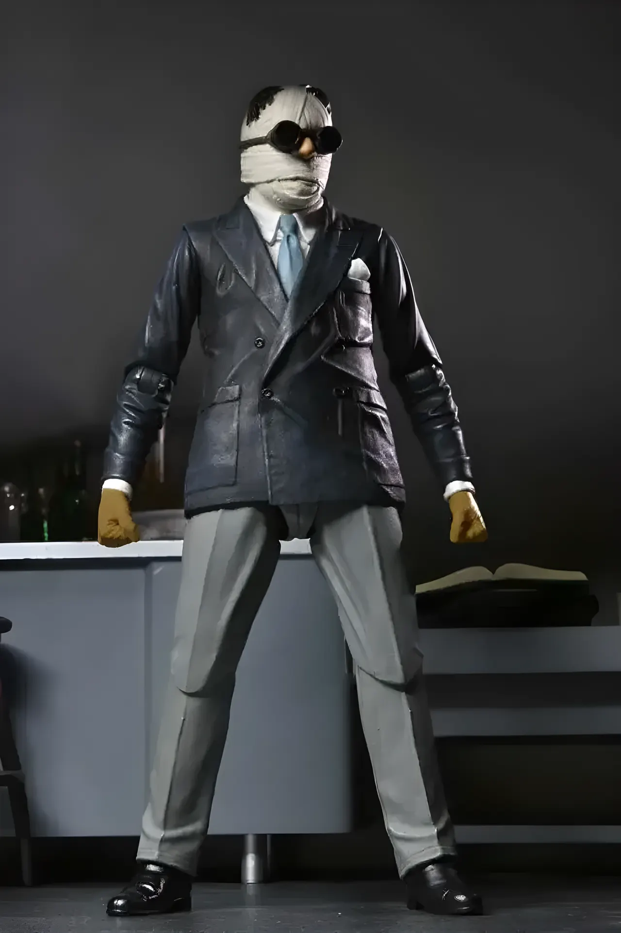 NECA Universal Monsters Ultimate Invisible Man – Kemp House Color - Image 2